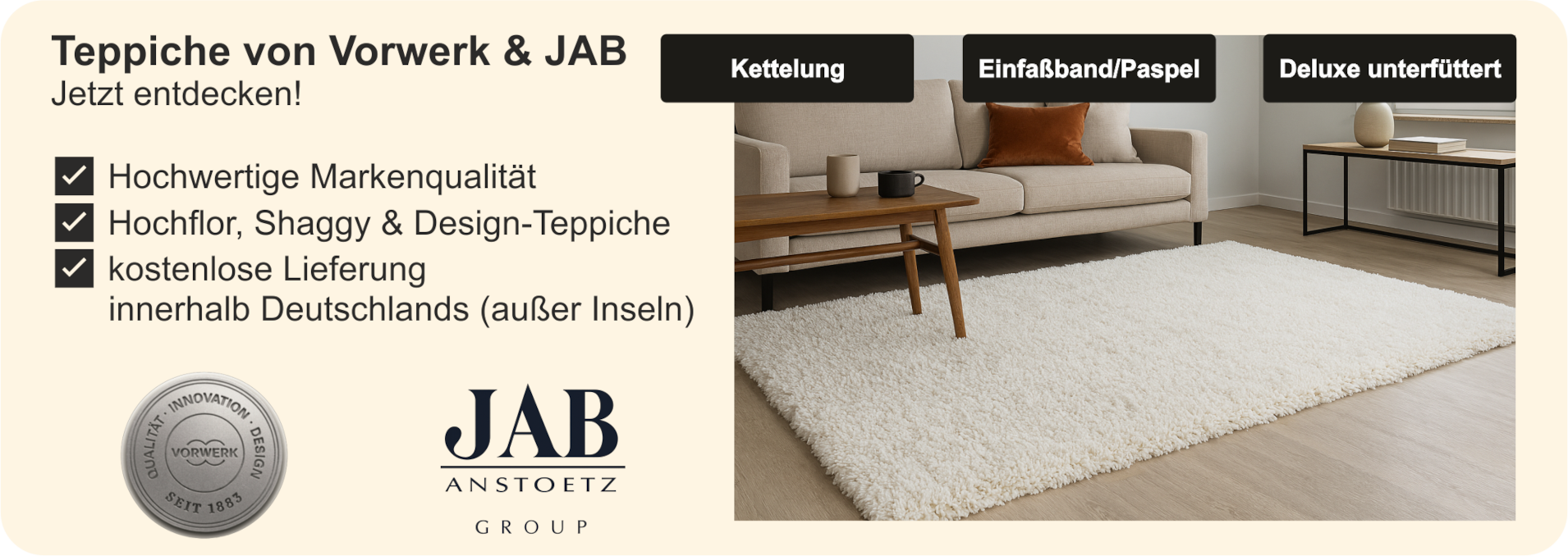 Gemütliche Wohnszene mit modernem Hochflor-Teppich im Wohnzimmer, beige Sofa, warmes Tageslicht und hellem Holzfußboden